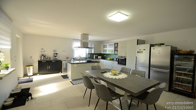 Gepflegte Doppelhaushälfte mit Doppelgarage auf schönem Grundstück