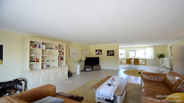 Gepflegte Doppelhaushälfte mit Doppelgarage auf schönem Grundstück