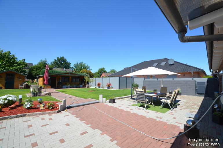 Gepflegte Doppelhaushälfte mit Doppelgarage auf schönem Grundstück