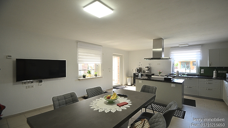 Gepflegte Doppelhaushälfte mit Doppelgarage auf schönem Grundstück