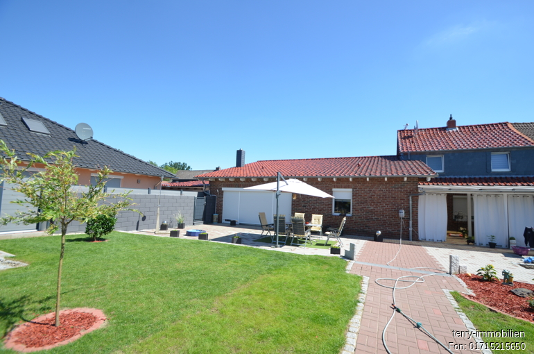 Gepflegte Doppelhaushälfte mit Doppelgarage auf schönem Grundstück