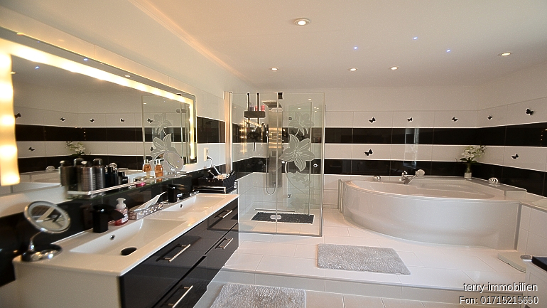 Gepflegte Doppelhaushälfte mit Doppelgarage auf schönem Grundstück