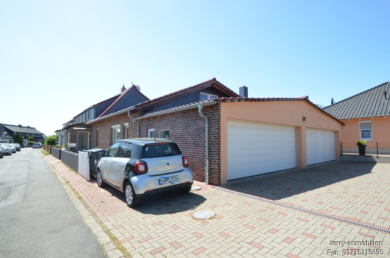 Gepflegte Doppelhaushälfte mit Doppelgarage auf schönem Grundstück