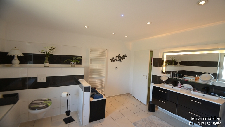 Gepflegte Doppelhaushälfte mit Doppelgarage auf schönem Grundstück