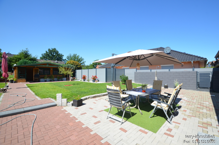 Gepflegte Doppelhaushälfte mit Doppelgarage auf schönem Grundstück