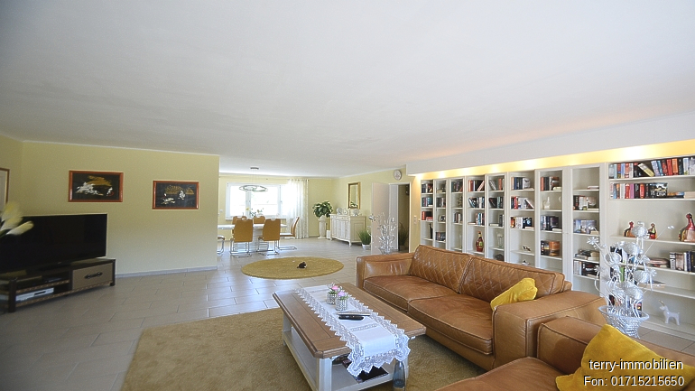 Gepflegte Doppelhaushälfte mit Doppelgarage auf schönem Grundstück