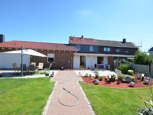 Gepflegte Doppelhaushälfte mit Doppelgarage auf schönem Grundstück