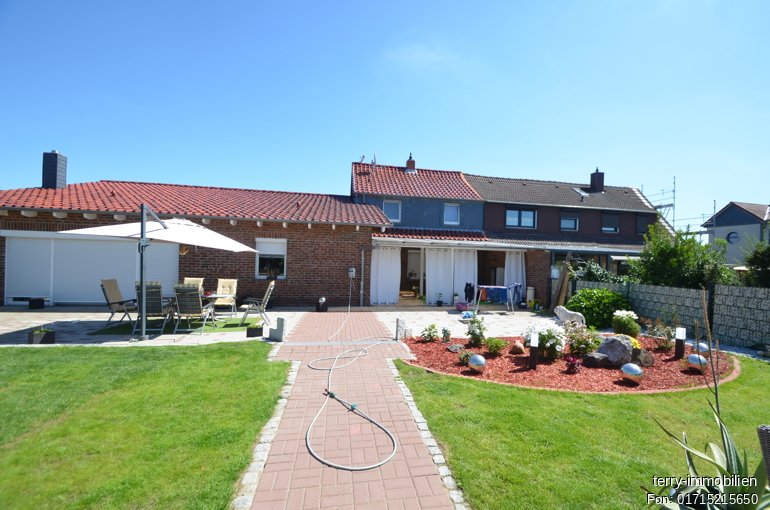 Gepflegte Doppelhaushälfte mit Doppelgarage auf schönem Grundstück