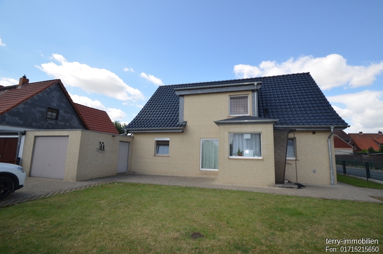 Gepflegtes Einfamilienhaus mit Garage und Stellplätzen