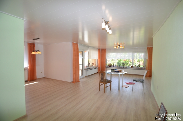Gepflegtes Einfamilienhaus mit Garage und Stellplätzen
