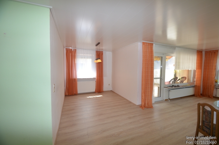 Gepflegtes Einfamilienhaus mit Garage und Stellplätzen