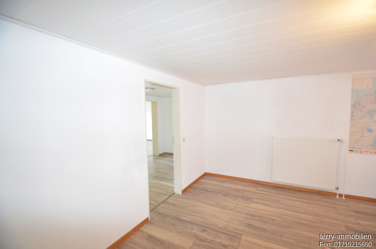 Gepflegtes Einfamilienhaus mit Garage und Stellplätzen