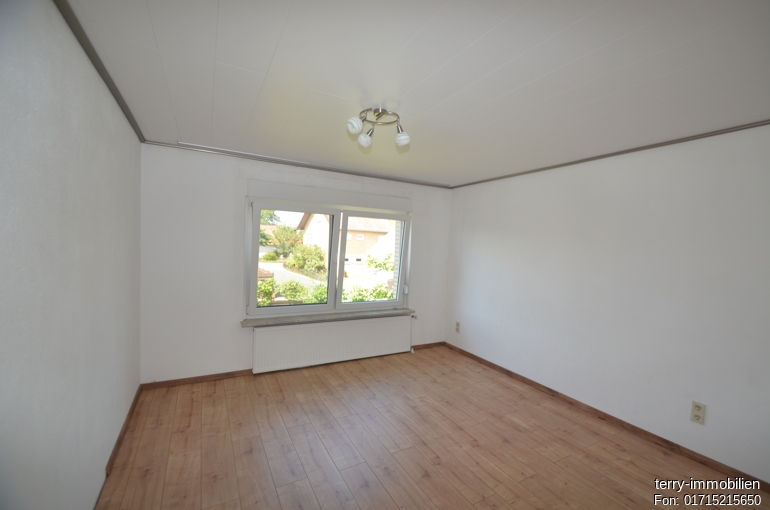 Gepflegtes Einfamilienhaus mit Garage und Stellplätzen